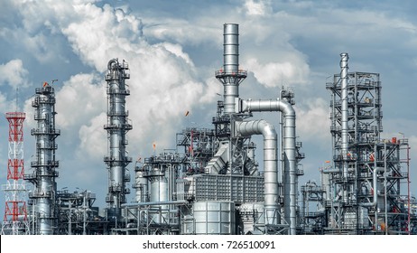 Öl- und Gasindustrie,Raffinerieindustrie,Raffinerien-Lagertanks für Raffinerien und Rohrstahl mit Sonnenuntergang und bewölktem Himmel,Thailand