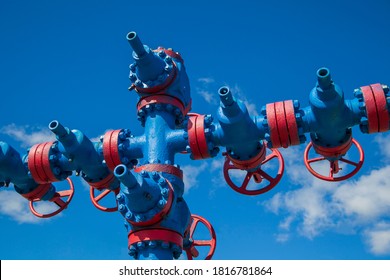 Oil, gas industry. Group wellheads and valve armature ,Gas well of high pressure; gas production process