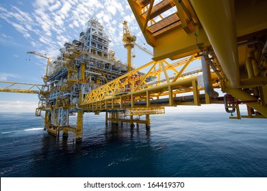 Erdöl- und Erdgasplattform im Golf oder Meer, Weltenergie, Offshore-Erdöl- und Bohrgewerbe.