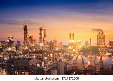 Öl- und Gasraffinerie- oder petrochemische Industrie auf sonnigen Hintergrund, Fabrik mit dem Abend, Herstellung von petrochemischen Industrie