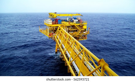 Oil And Gas Wellhead Remote Platform Produced Raw Gas And Oil Then Sent To Central Processing Platform To Seperate Water,gas And Condensate ( Crude Oil ) Then Sent To Onshore And Tanker