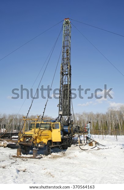 Oil industry. Mobile drilling rig on the basis\
of car to repair oil and gas\
wells.