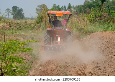 Oil Preparation Agriculture Tractor Farmer Farmer Plowing Machine Working