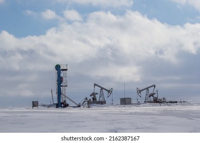 Oil Production In Tatarstan. Winter Landscape With An Oil Rocking Chair. Oil Pump With Chain Drive. 2 Types Of Oil Rockers.