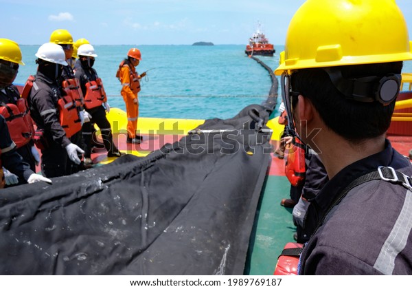 Oil\
spill responses team try to release Booms or floating dividers oil\
from sea for prevent oil contaminate to\
environment