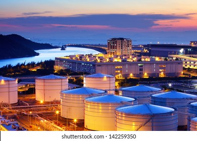 Oil tank in cargo service terminal