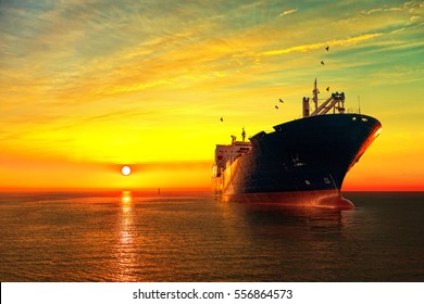 Öltankschiff auf See auf dem Hintergrund des Sonnenuntergangs.