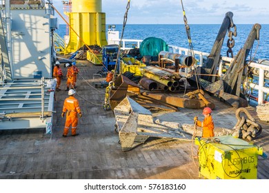 141 Barge Handling Tug Images, Stock Photos & Vectors 