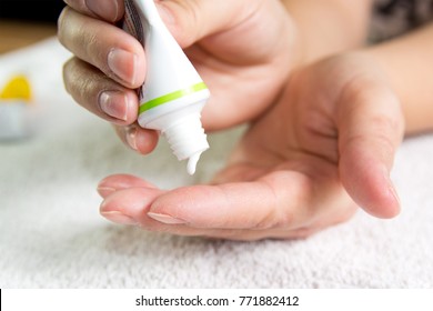 Ointment on hand. Applying the ointment in the treatment and hydration of the skin.