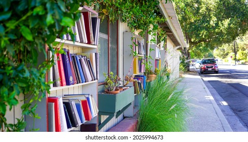 Ojai, California, USA - August 6, 2021: Barts Bookstore With Books Placed Outside The House Facing The Street For Public To Enjoy.