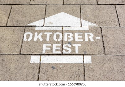 Oktoberfestspiele auf dem Boden gemalt