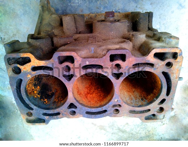 ol and rust engine cylinder\
head