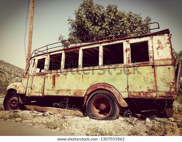 old abandoned\
bus