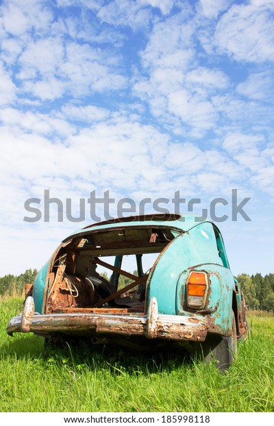 Old abandoned\
car