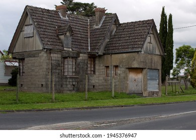 Old Abandoned Country Home With A 
 Small Shop In The Rural Township Of Korumburra, Victoria, Australia.