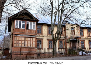AN OLD ABANDONED HOUSE IN MOSCOW