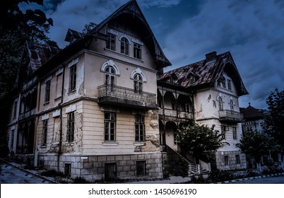 Old Abandoned Manor In Dark Creepy Atmosphere With Spooky Details. Frightful Haunted House In Scary Ghost Tour Like In The Horror Halloween Movies. Abandoned Ancient Mansion In Nightmare Scene