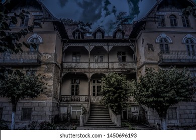 Old Abandoned Manor In Dark Creepy Atmosphere With Spooky Details. Frightful Haunted House In Scary Ghost Tour Like In The Horror Halloween Movies. Abandoned Ancient Mansion In Nightmare Scene