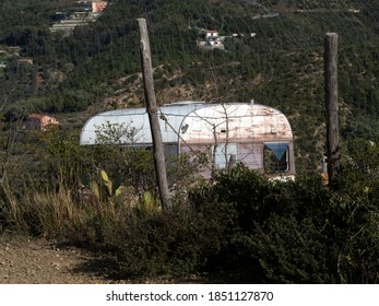 Old Abandoned Rv Camper Roulotte