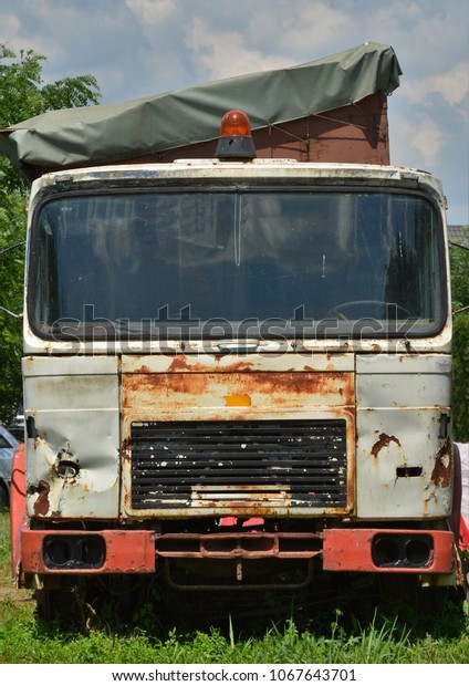 old abandoned\
truck