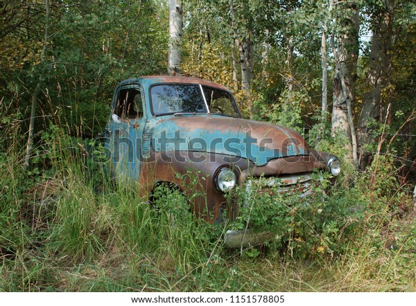 Old Abandoned\
Truck