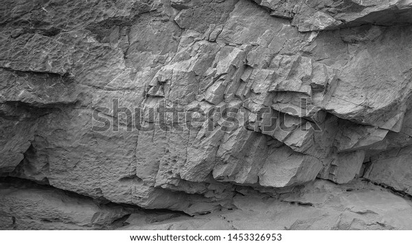 古老のみすぼらしい崖の顔は 大きな亀裂と重なりに分かれていた 山 背景 テーマ地質学や登山のテキスト用のコピースペースの 粗いグレーの石または岩のテクスチャー の写真素材 今すぐ編集