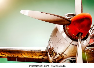 Altes Flugzeug-Turboprop-Triebwerk mit Propellerblättern, Teilen von Flügeln und Flugzeugrumpf - Konzept Nahaufnahme eines historischen Vintage-Flugflugzeugs im Retro-Stil