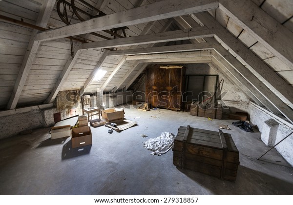 廃屋の秘密を隠した古い屋根裏部屋 の写真素材 今すぐ編集