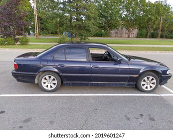 An old BMW E38 parked