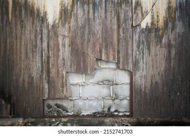 Old boards and decayed patterns are natural