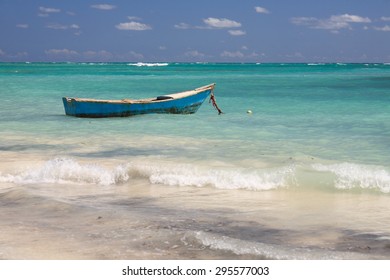 46,774 Small boat shore Images, Stock Photos & Vectors | Shutterstock