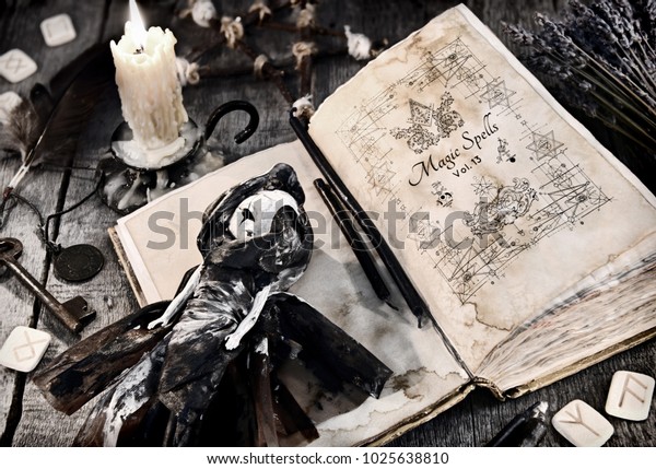 悪魔の呪文を持つ古い本 怖い人形 ラン 厚板の上でロウソクを燃やす ハロウィーン オカルト 密教 ウィッカのコンセプト ビンテージ背景 の写真素材 今すぐ編集