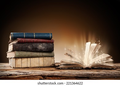 Sách cổ điển (Fantasy book old books): Hãy cùng rơi vào câu chuyện kì diệu của những quyển sách cổ điển. Những cuốn truyện này không chỉ đem đến cho bạn những giây phút thư giãn hạnh phúc, mà còn mang đến cho bạn một kho tàng kiến thức về lịch sử và văn hóa. Với những đường nét chải khắc trên bìa sách, bạn sẽ cảm nhận được sự tinh tế và nghệ thuật.