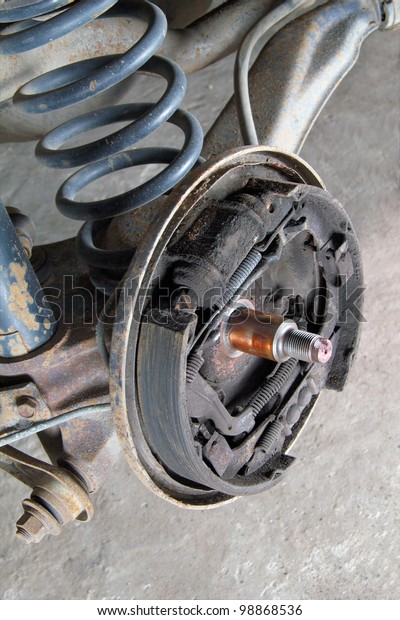 Old brake pads and\
cylinder brake drum
