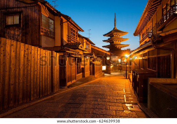 京都祇園の八坂塔と夕暮れの夕焼けの古い煉瓦街 の写真素材 今すぐ編集