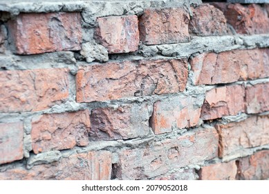 Vieux mur de briques d'une maison de village.