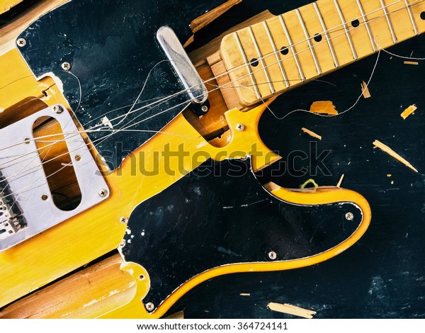 壊れた古いエレキギターがばらばらに落ちる の写真素材 今すぐ編集