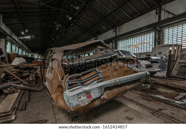 old\
brown demolished car in an abandoned car\
workshop