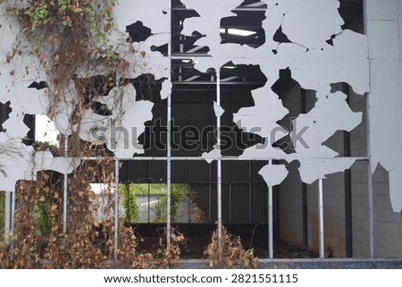 An old building whose walls have been destroyed because they are thin