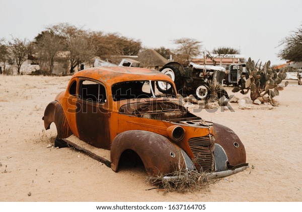 old car\
enginge with rusty pistons and\
cylinders
