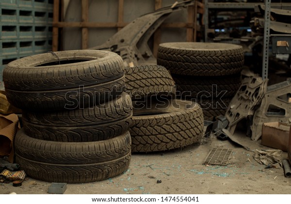 Old car repair
warehouse with many car
parts
