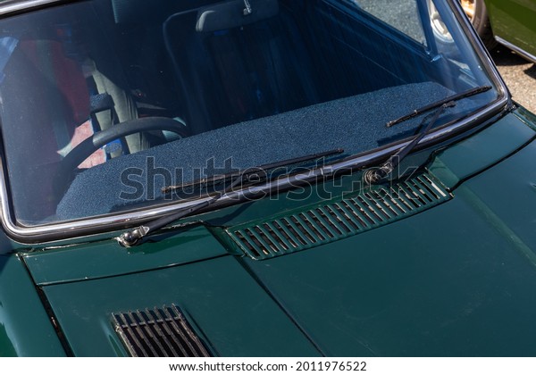 old car
Windshield wiper (Windscreen wiper)
