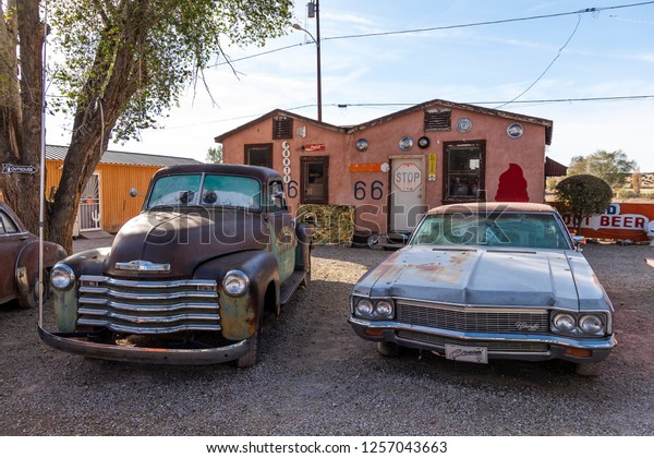 Old cars at a cafe in the town of\
Seligman on route 66 in California. USA, November\
2018