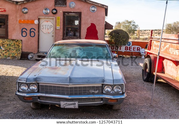 Old cars at a cafe in the town of\
Seligman on route 66 in California. USA, November\
2018