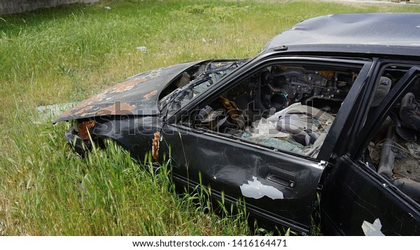 old crashed car, accident-damaged old cars,             \
            