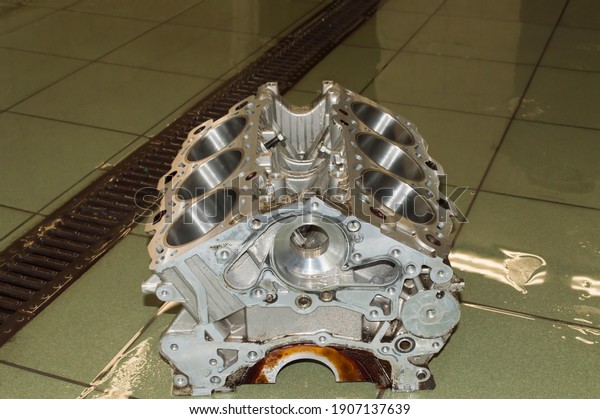 The old cylinder block of the internal\
combustion engine after washing is on the\
floor