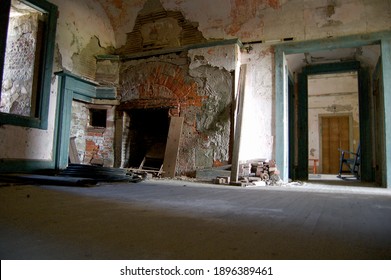 Old Decay In Fort Adams 