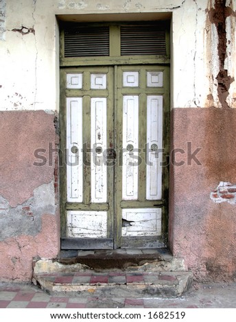 a old decaying door