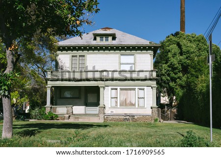 Old decrepit home in need of repair - Scary abandoned house - Fixer Upper in Need of Repairs