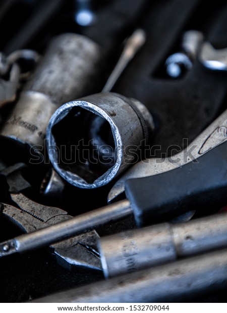 old and dirty car\
tools